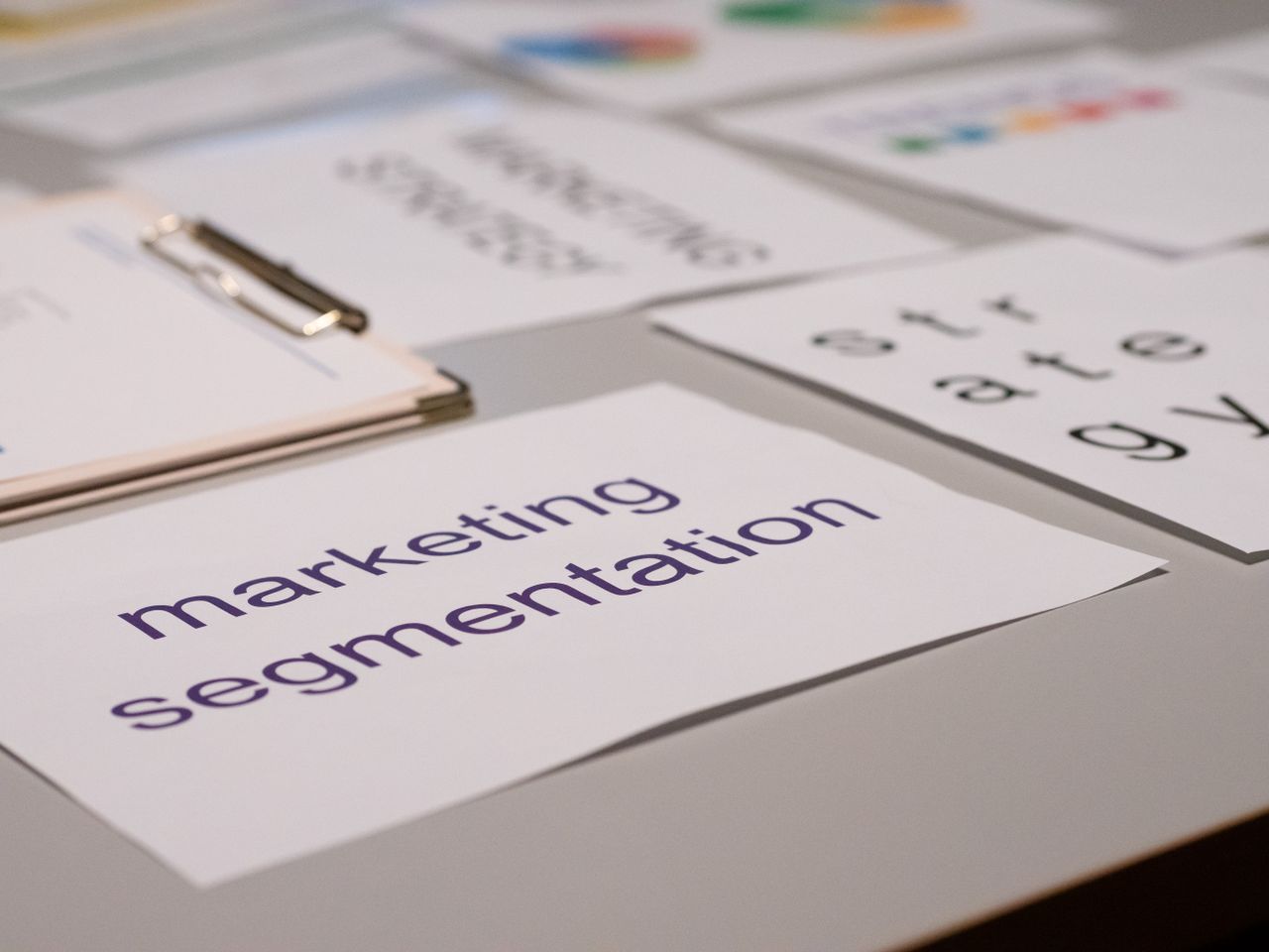 Vue rapprochée de différents documents marketing posés sur un bureau, idéale pour les échanges autour des affaires et de la stratégie.